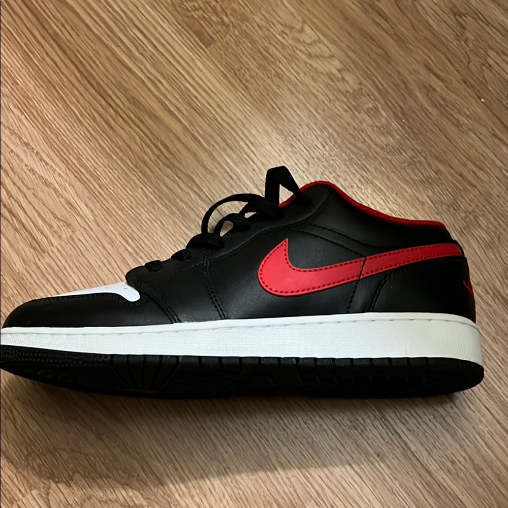 Nike Men's Black and Red Sneakers